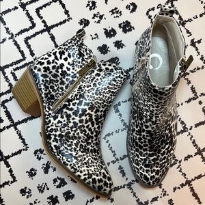 Journee Collection Women’s Rebel Outside Zip Stacked Heel Booties - US Size 7.5
